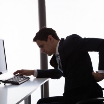 Ce se întâmplă în corp când stăm prea mult pe scaun. Când apare pericolul pentru sănătate
