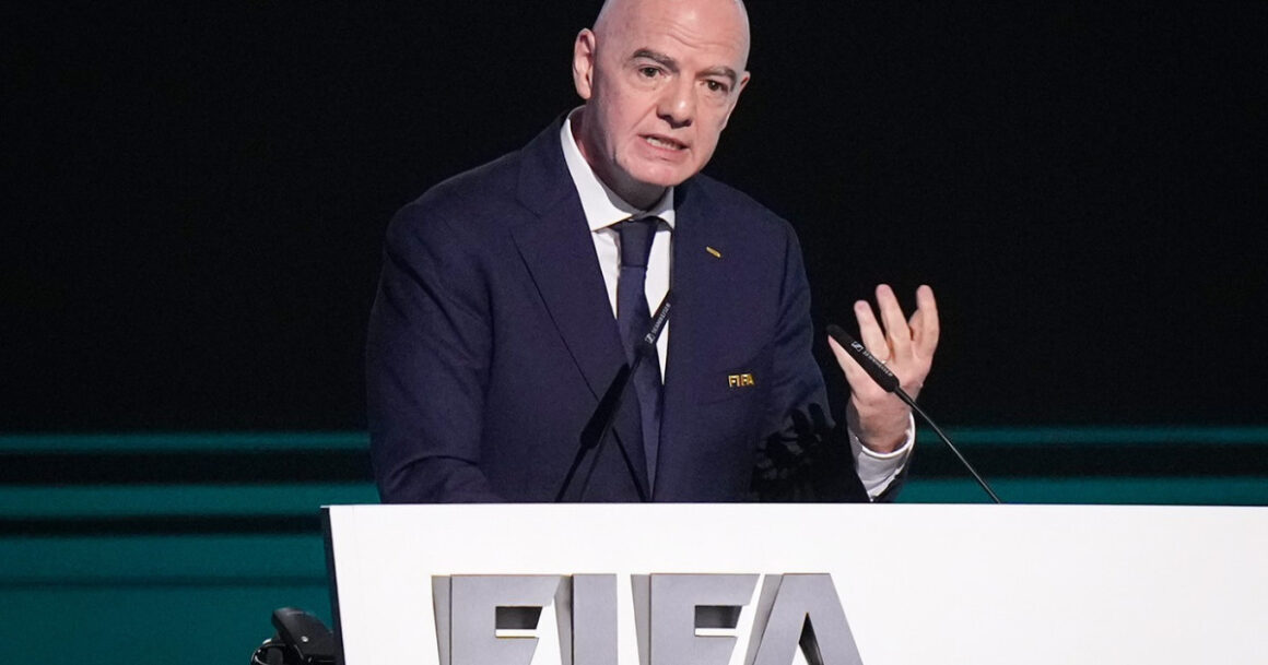 aGFzaD03NzJkNWRkYjA4YzIyNmQ2OGYwOGNkYWYyYTU0MjI1MQ-.thumb_.jpg Gianni Infantino acuză UEFA de denigrare în conflictul pentru controlul fotbalului