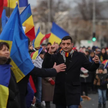 10.000 de lei amendă pentru oficialii care nu sărută steagul României de Ziua Drapelului. Ce prevederi noi aduce un proiect de lege AUR, susținut de PSD și PNL