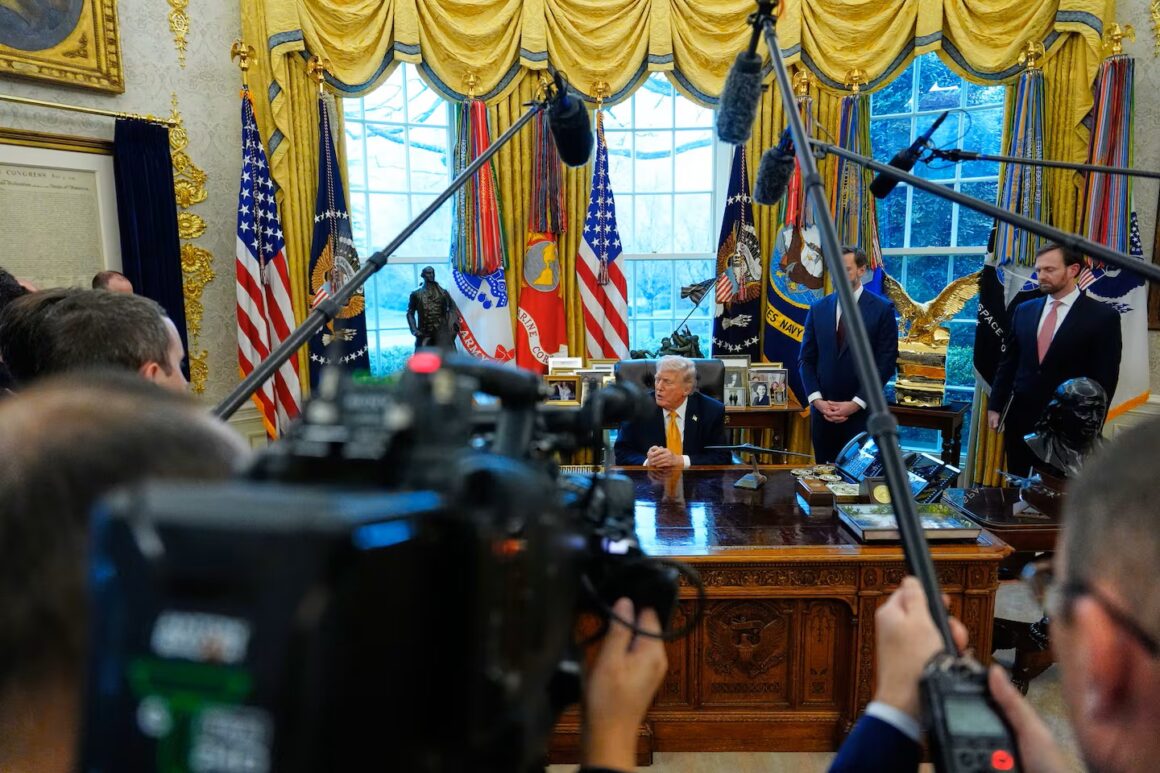 trmp.jpg 5 mari agenții de presă din SUA au decis să suspende transmisiunea evenimentelor lui Trump, după ce Președintele SUA a interzis accesul CNN, Politico și MS Now la Casa Albă