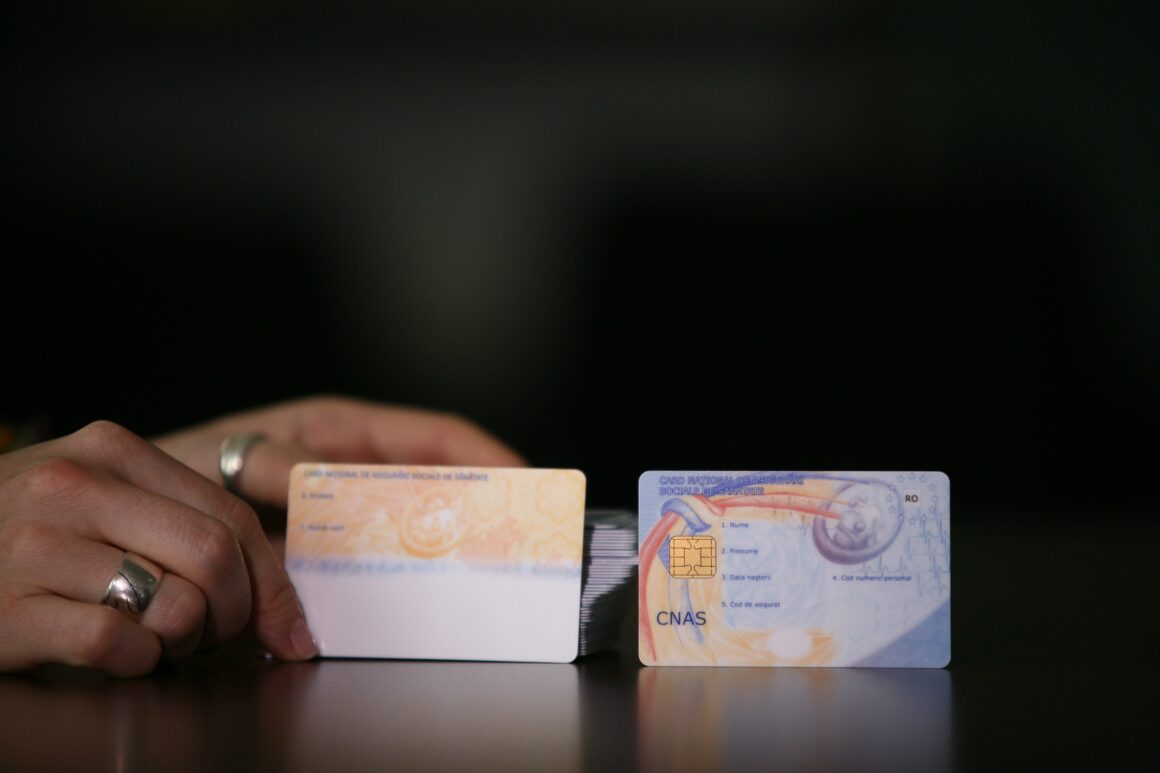 1790978143_index.jpeg Cardul de sănătate şi Cartea Electronică de Identitate pot fi utilizate în paralel în luna octombrie