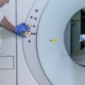 Cum ajung pacienții cronici să plătească mii de lei pentru investigații recomandate de medici