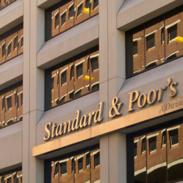 S&P menține ratingul României la „BBB-/A-3”, cu perspectiva negativă